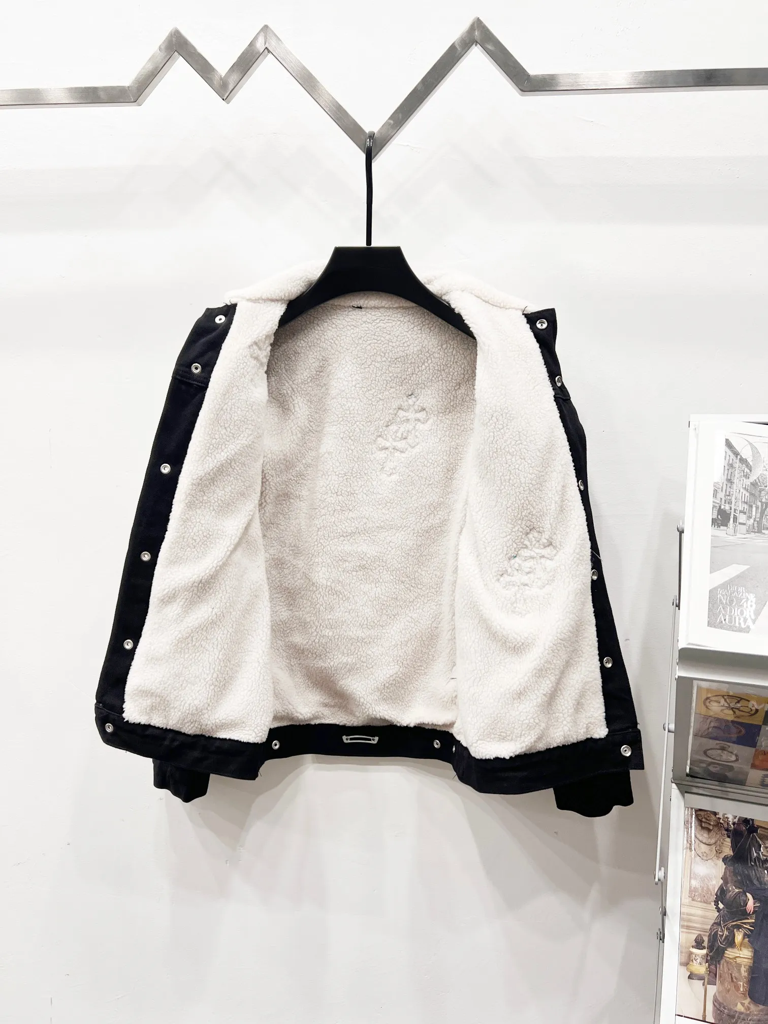 P340 (Higher version of lambswool) Style number: (r079) Chrome Hearts Chrome Hearts colorful patchwork lamb fur collar jacket, the same style as the Internet celebrity star's cross-printed denim jacket, the unique cross design element is full of design. It is made of 100% denim cotton fabric with heavy coarse yarn count, which ensures a stiff and tough silhouette while being soft, comfortable and breathable. The lapel is designed with silver buttons and is full of texture. The classic white cross logo is all over the dress, making it a perfect versatile style for spring and summer! The original loose version is made of high-quality pure cotton fabrics. The fabric pattern is high-definition and delicate without burrs. It is comfortable and breathable to wear. All the buttons are molded and customized. It is casual and fashionable and can be matched with any bottoms. It can be windproof and sunproof in spring and summer. It can be worn outside in autumn and winter! Easily concave shape makes you look slimmer and taller, perfect for both men and women! Color: Black Size: S M L XL